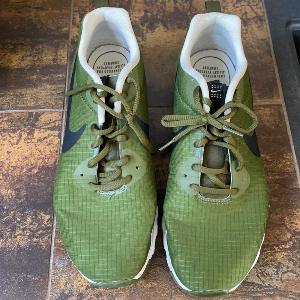 Men’s Nike Air tennis shoe